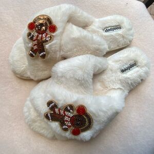 NEW Moodpop Cozy White Slippers with holiday Design US 9-10